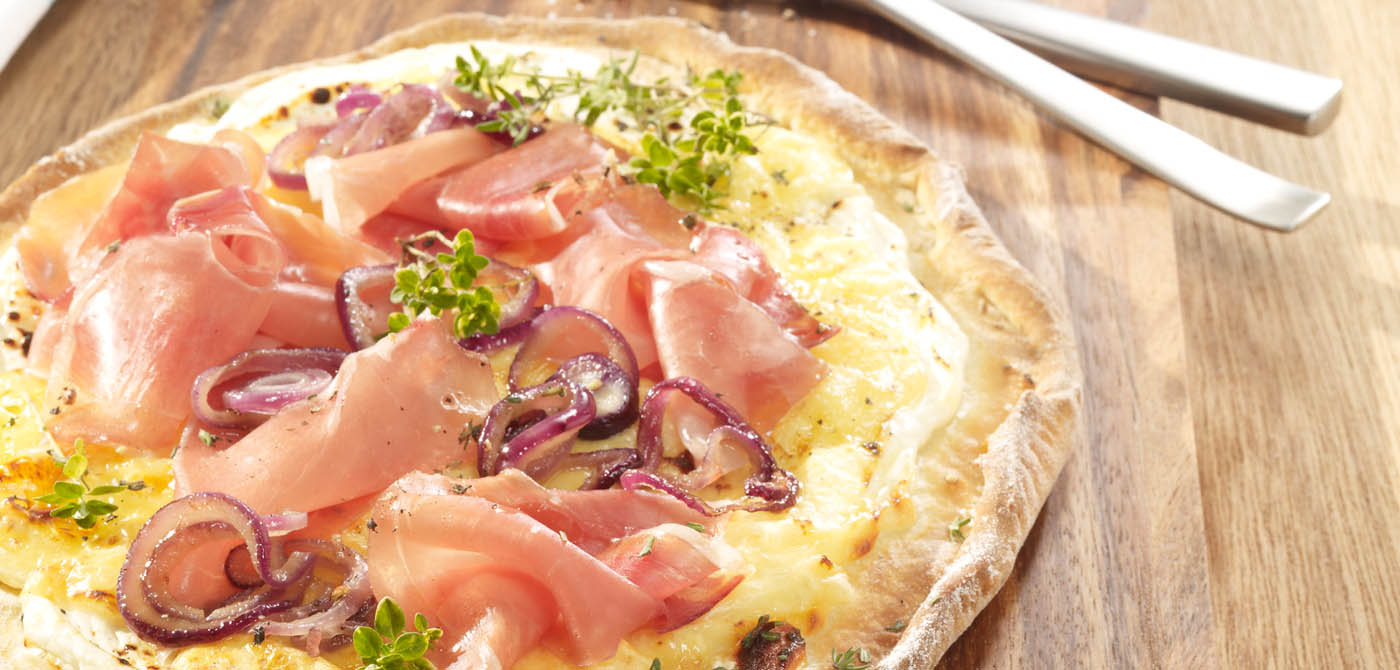 Cibuľový koláč tarte flambée s parmskou šunkou