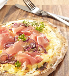 Cibuľový koláč tarte flambée s parmskou šunkou